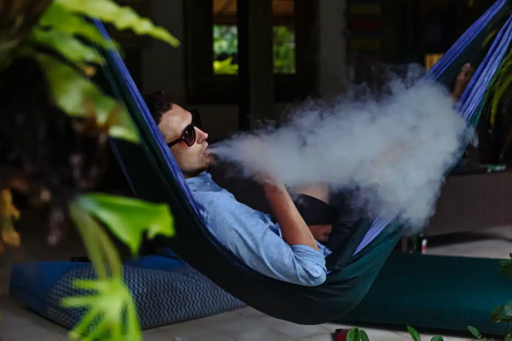 VAPING ON VACATION: THE ULTIMATE GUIDE TO SAVORING YOUR HOLIDAY CLOUDS